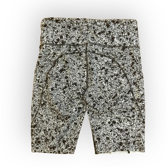 Lululemon Fast and Free High-Rise Shorts - 10” Inseam - gray and black - Size 8 - Picture 5 of 7